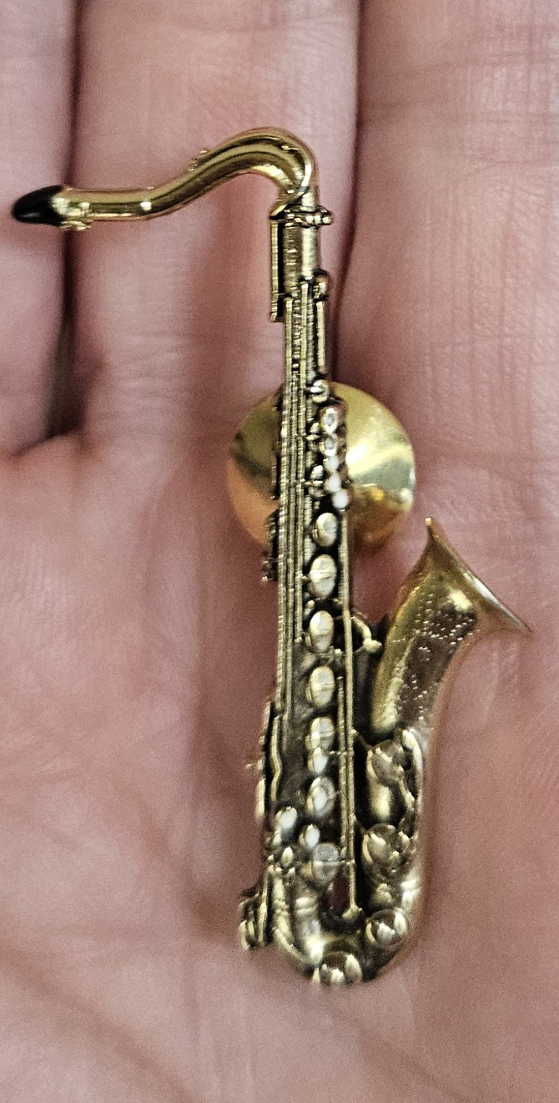 VINTAGE FUTURE PRIMITIVE USA GOLD TONE SAXOPHONE ETCHED PIN BROOCH