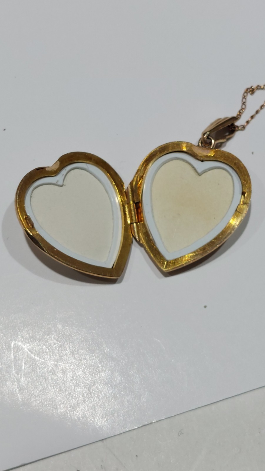 Solid 9ct gold Heart locket Pendant Chain 56cm necklace 4 gm Brand New 9k H M