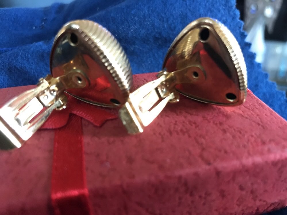 BOLD RETRO Gold Tone Triangle shape Approx 1” Clip On Earrings
