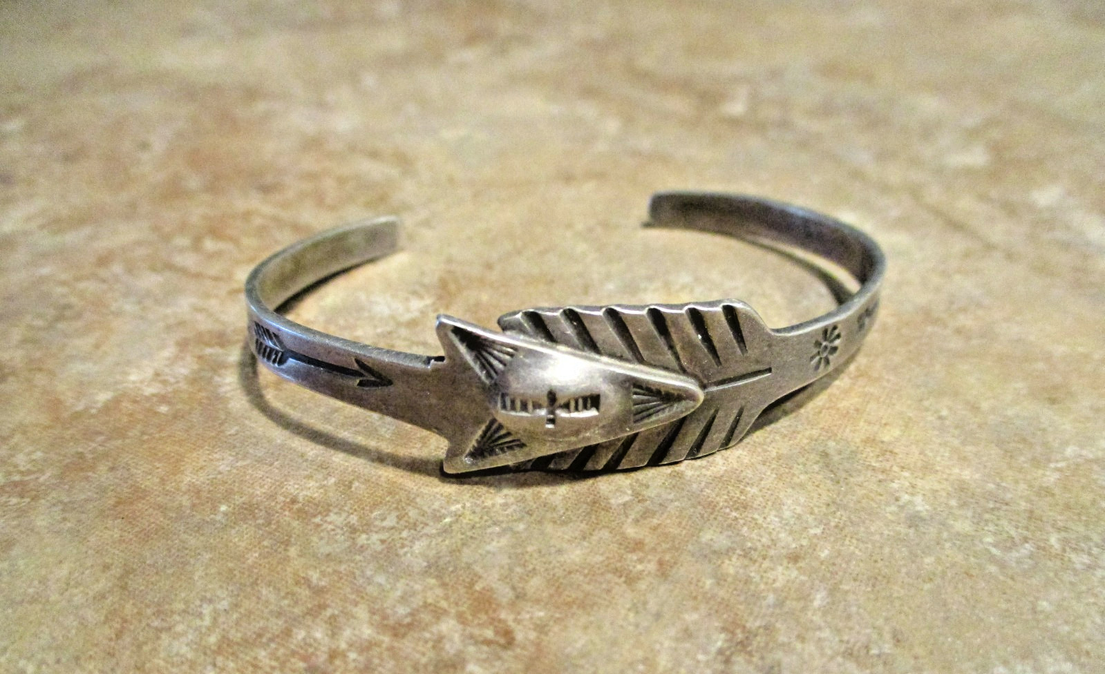 PETITE / SMALL OLD 1950’s Navajo Sterling Silver Stamped Design ARROW Bracelet