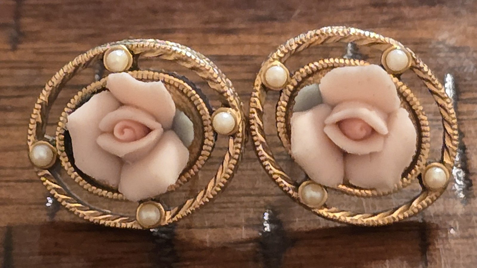 Vintage 1928 Jewelry Co Pink Porcelain Rose Earrings Gold Tone Faux Pearl…