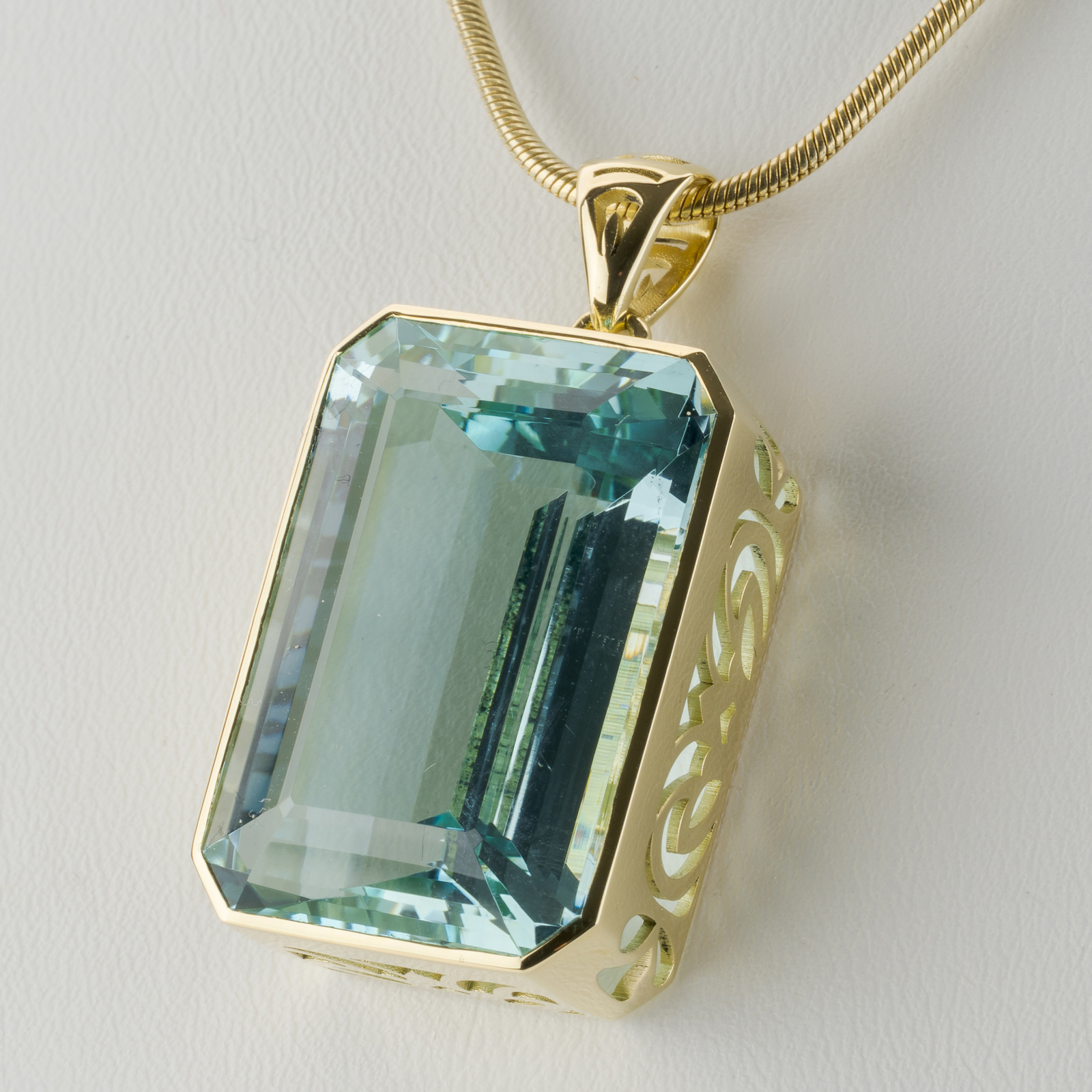 14k gold pendant with an aquamarine