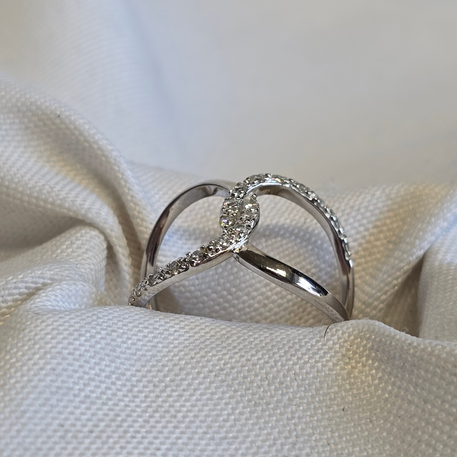 Sterling Silver Ring 3.17g Fine Jewelry Size 8 Band Clear Stones *READ*