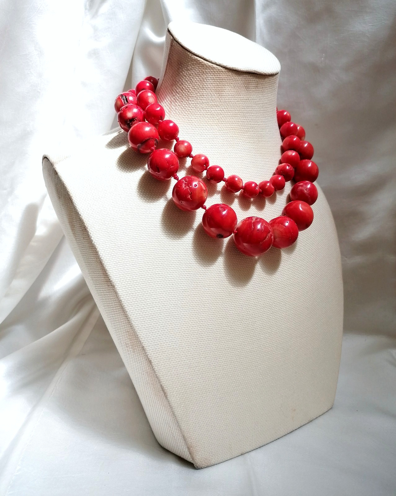 SPECTACULAR RED BAMBOO CORAL MAXI BALL CLIMBING NECKLACE, NEW.