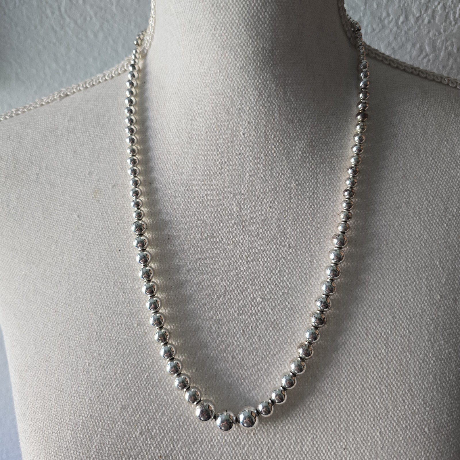Vintage Silver Plated Metal Graduated Beads 24″L Necklace