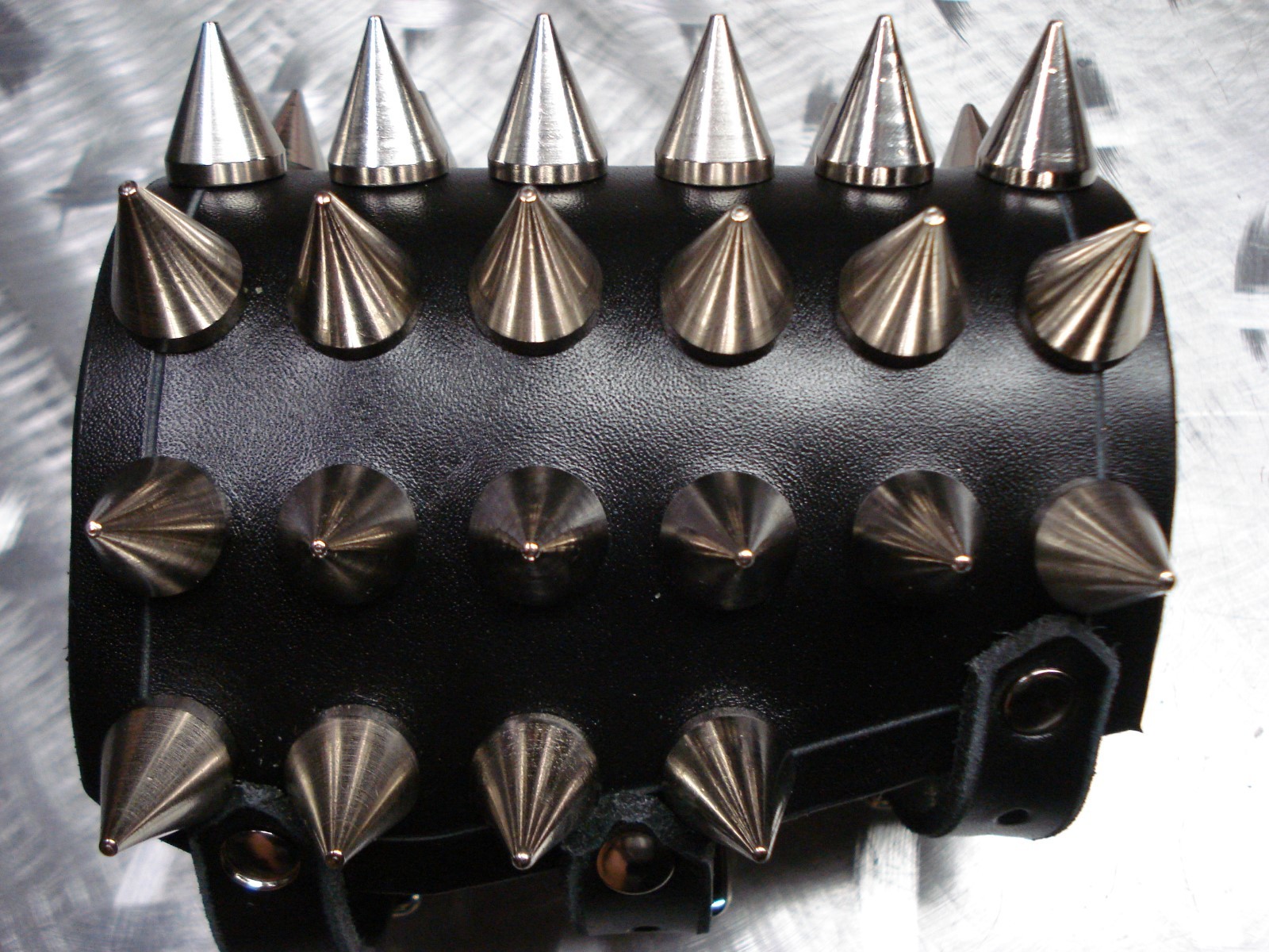 LEATHER BRECELT BULLDOG SPIKES. BLACK METAL …..(MDLG0313)….. PAZUZU