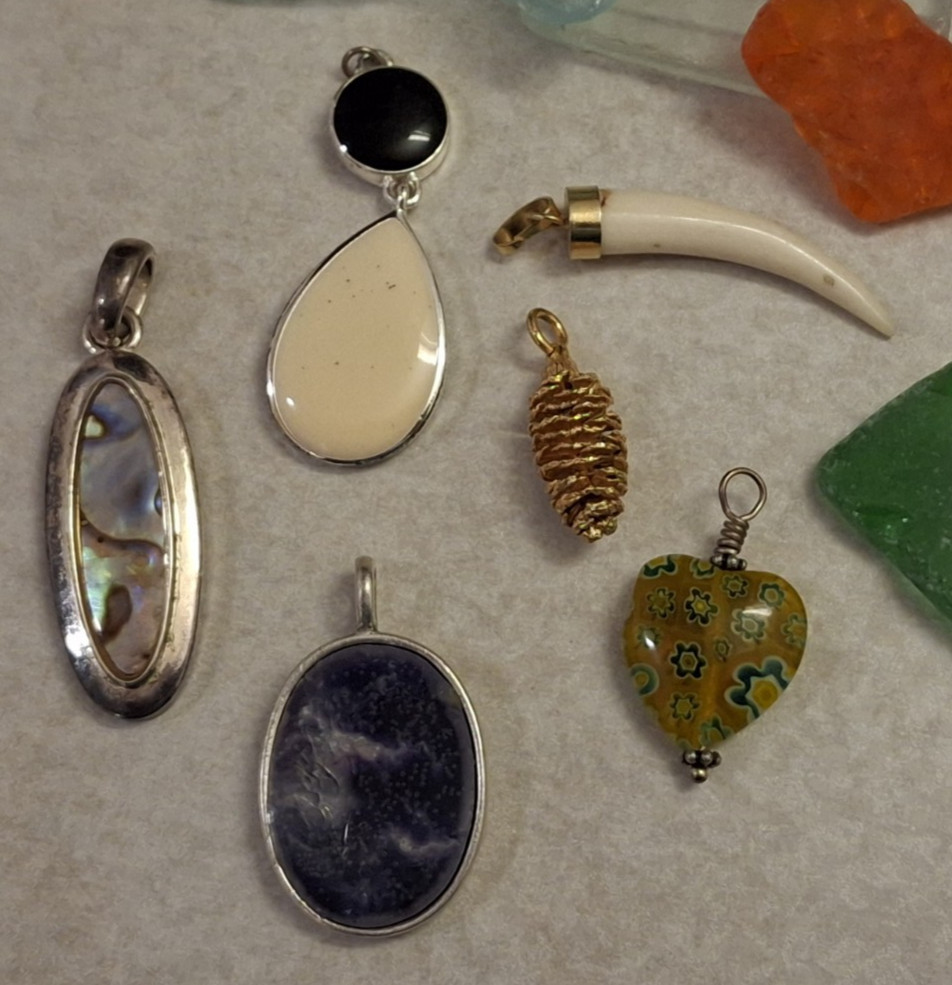 Mixed Lot Pendants 6 Pieces Fashion Abalone Stone Heart Faux Bear Tooth Pinecone