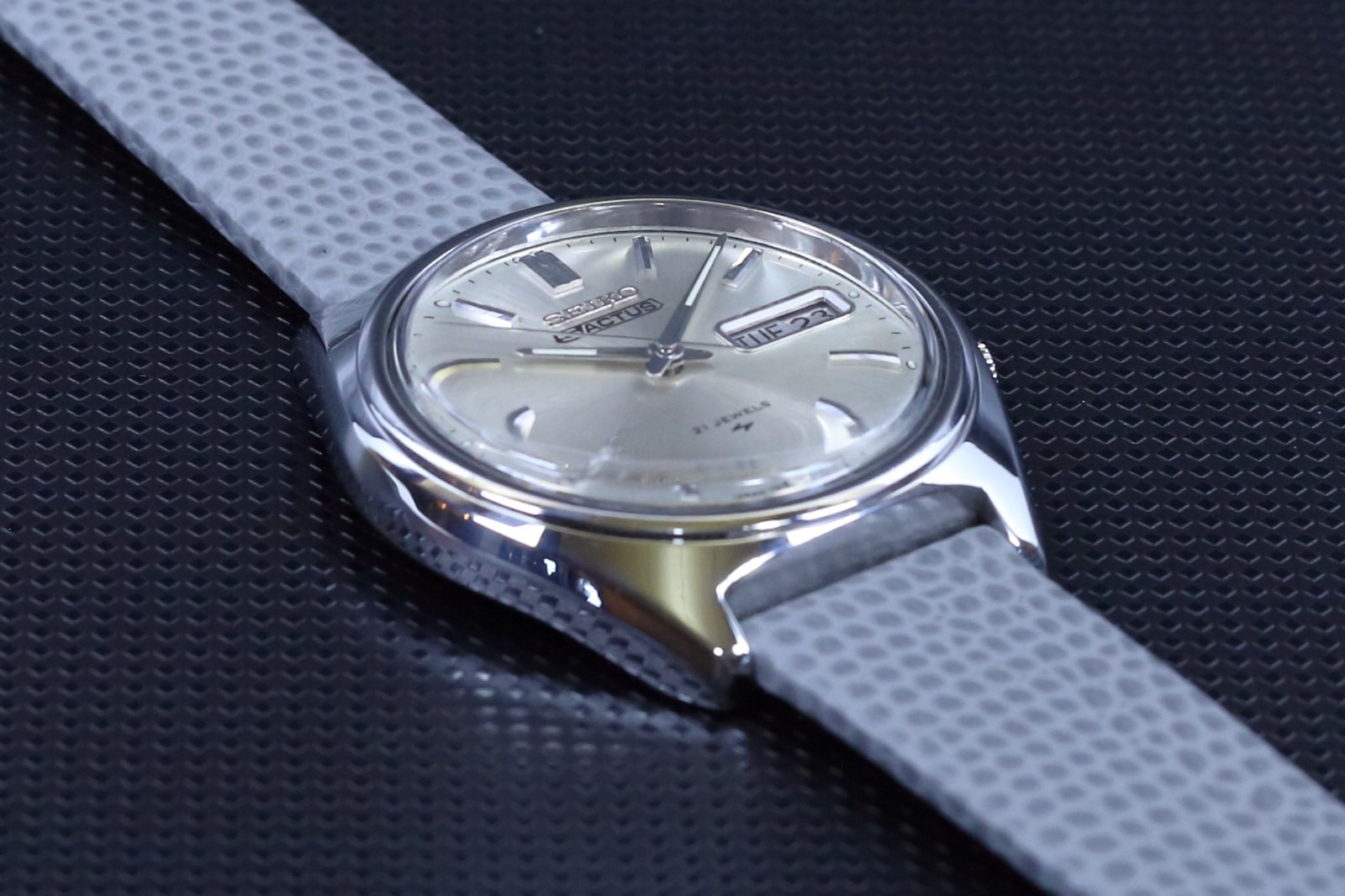 Vintage Seiko 5 Actus 7019-8010 Auto 21J Silver Sunburst Day-Date Japan