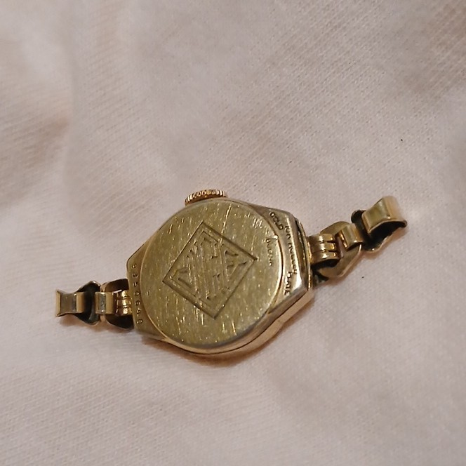 Vintage Women’s Gold Tone Analog Round Bracelet Wristwatch 12-Hour Dial