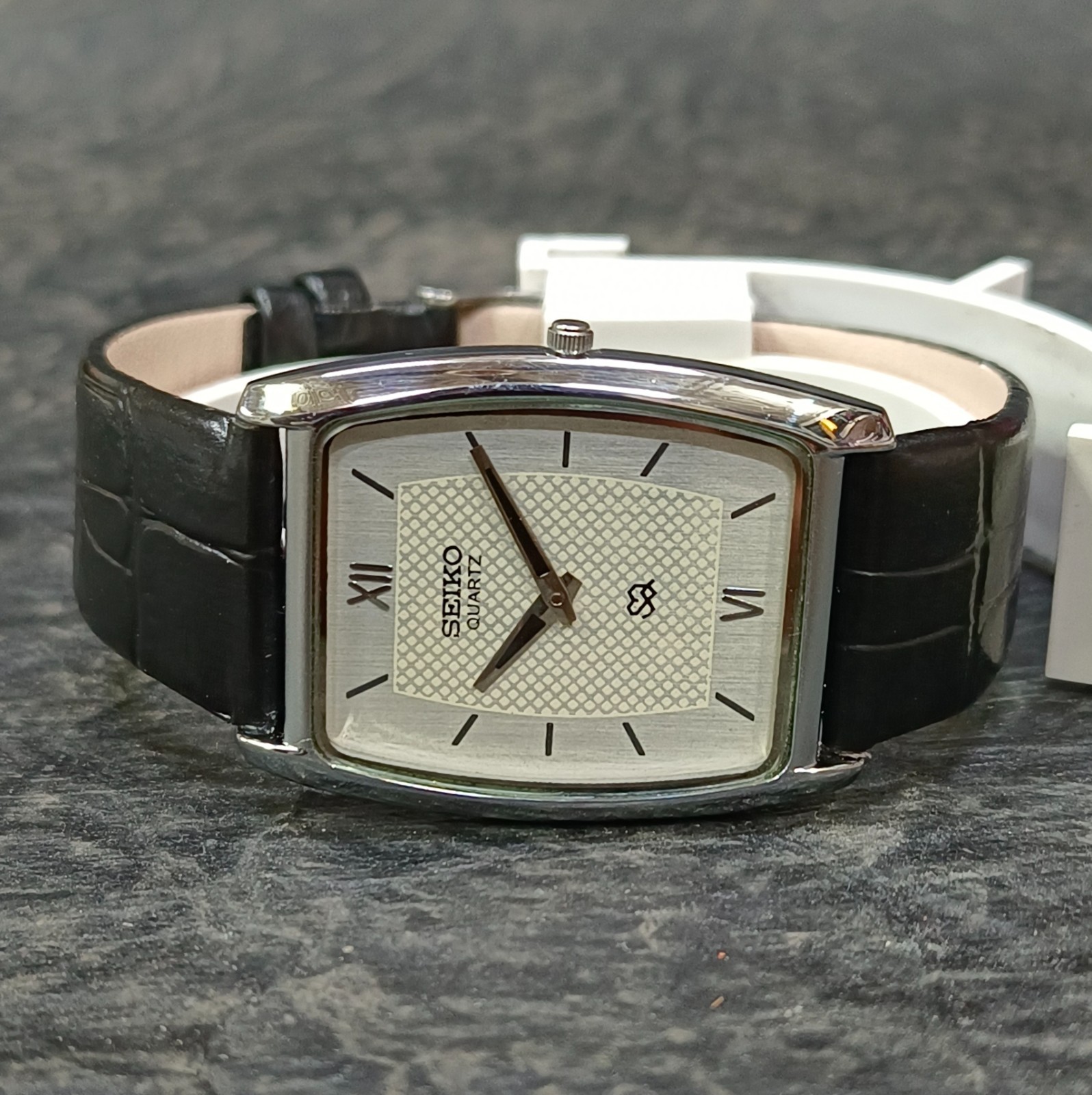 Vintage Seiko Quartz Slim Wristwatch Two Hands Classic Dress Watch Minimal Dial