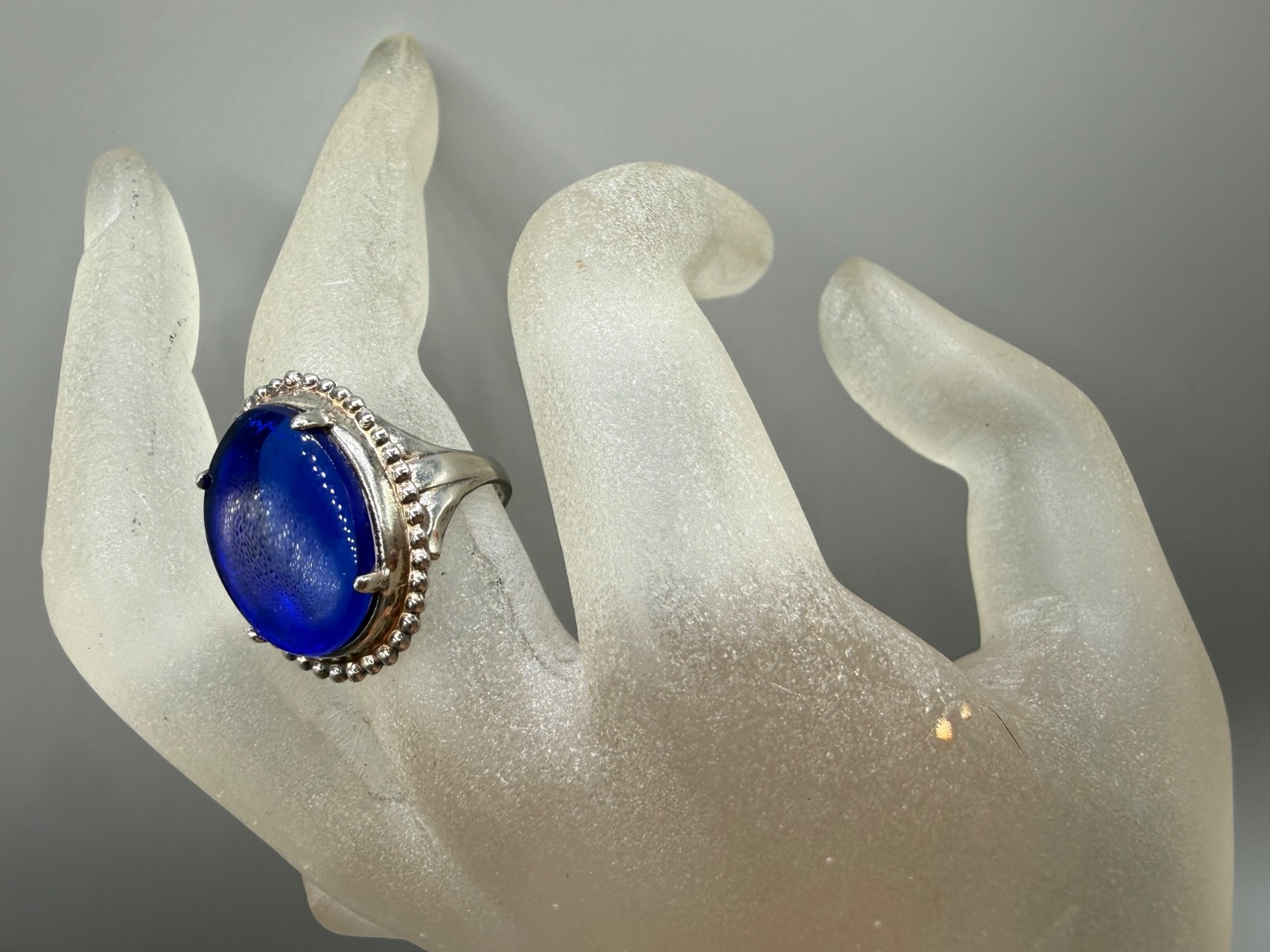 ESTATE VINTAGE STERLING SILVER COBALT BLUE ART GLASS SIGNED CABOCHON RING