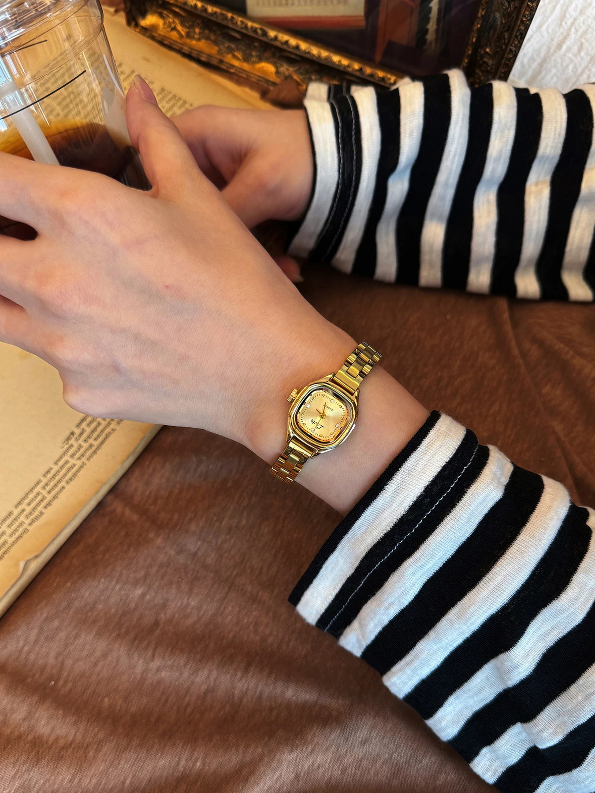 1pc New Mini, small and exquisite Vintage Golden Square-Dial Women’s Watch