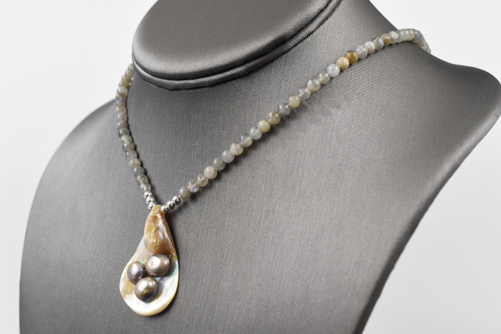 Elegant 17-1/2″ Sterling Labrodite Bead Necklace with Mother of Pearl Drop