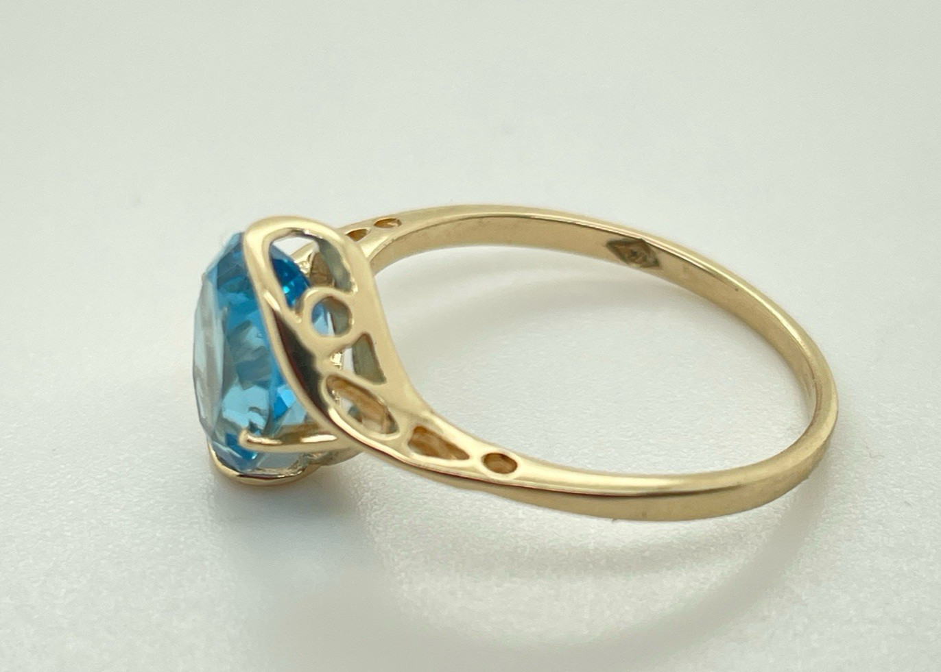 10k Yellow Gold Oval9.2mm by 7.2mm Blue Topaz Ring Size 6 1/4 – 1.7 Grams