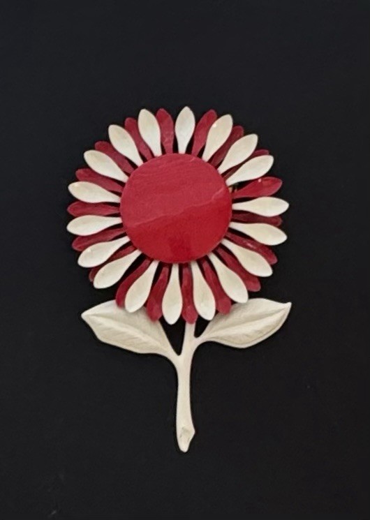 Vintage daisy flower brooch enamel on metal