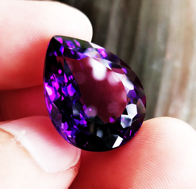 20.50cts. 21x17mm. PAER BEST PURPLE AMETHYST EXCELLENT CUT, GREAT FIRE!