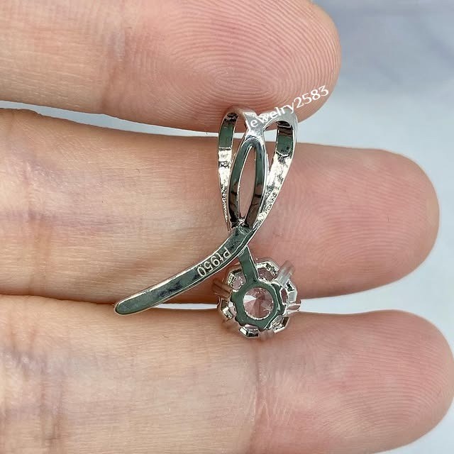 Women’s Real Moissanite Trendy Round 6 Prong Daily Wear Pendent 925 Silver