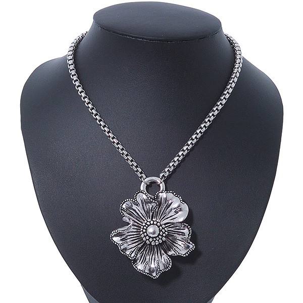 Vintage Hammered ‘Flower’ Pendant Necklace In Burn Silver Finish – 40cm Length/
