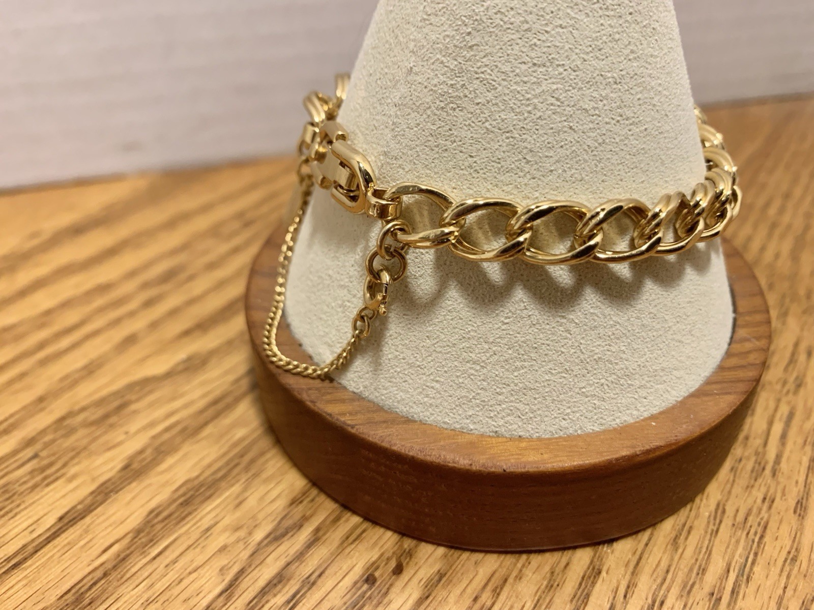 Stunning Monet Vintage Gold Tone Link Chain Bracelet With Safety Chain