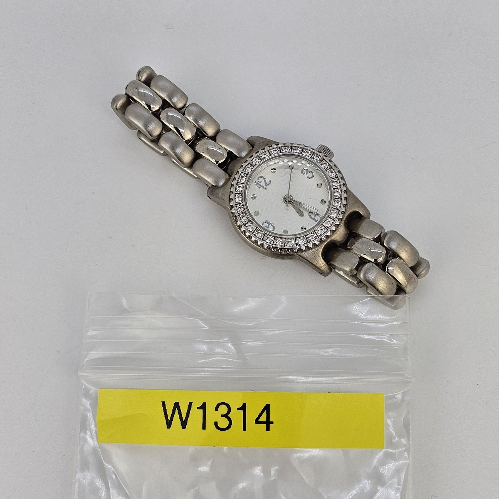28MM Women’s Watch Gray Dial Gemmed Bezel Gray Bracelet Band 6″ New Battery