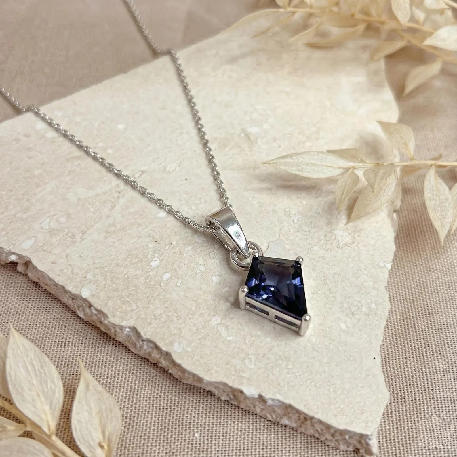 15Ct A+ Natural Bio-Color Alexandrite Gemstone Kite Cut Sterling Sliver Pendant