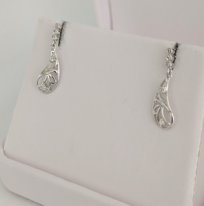 Diamond Earrings 14K Gold 2.4 Grams Retail Price $1349 Make Me An Offer!
