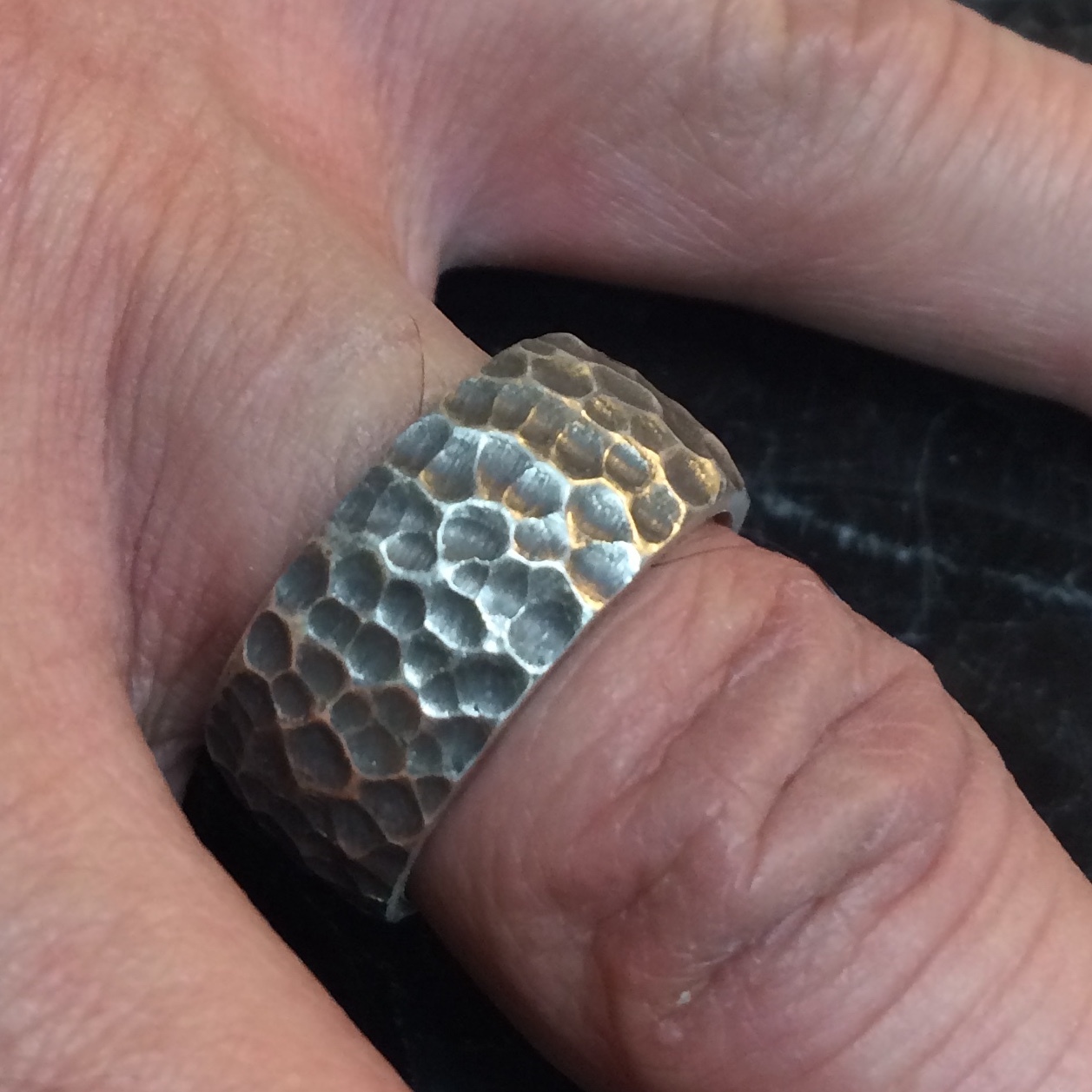 MJG STERLING SILVER WEDDING RING BAND. HAMMER FINISH. OXIDIZED. SZ 10 1/2