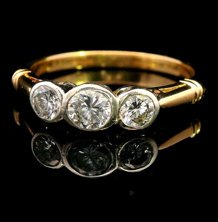 18 ct Yellow and White Gold Diamond Ring, two 0.07ct and a 0.20ct Diamonds