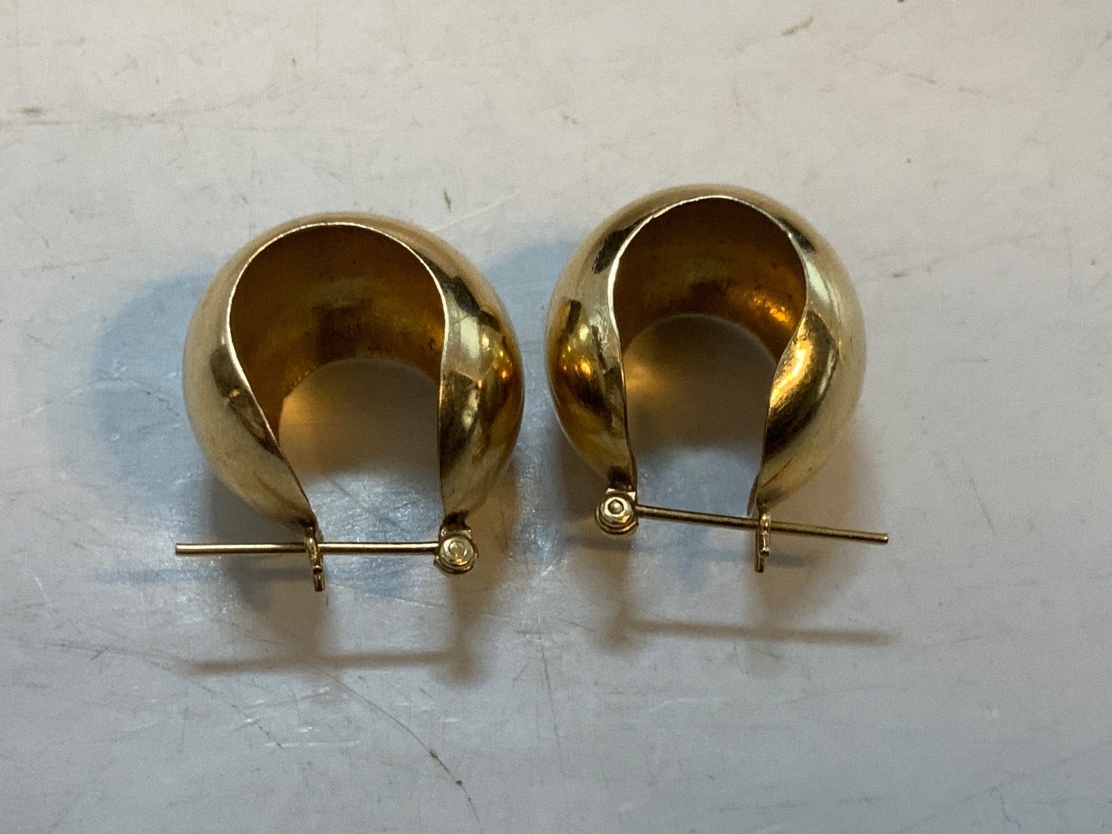 Vintage 14KT Yellow Gold 15.4MM Wide Round Huggie Hoop Earrings 4.96 grams