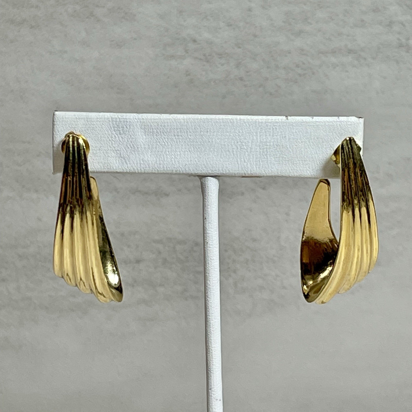 Vintage Trifari Gold Tone Ribbon Twist Hoop Earrings Modernist Signed Chunky 2”
