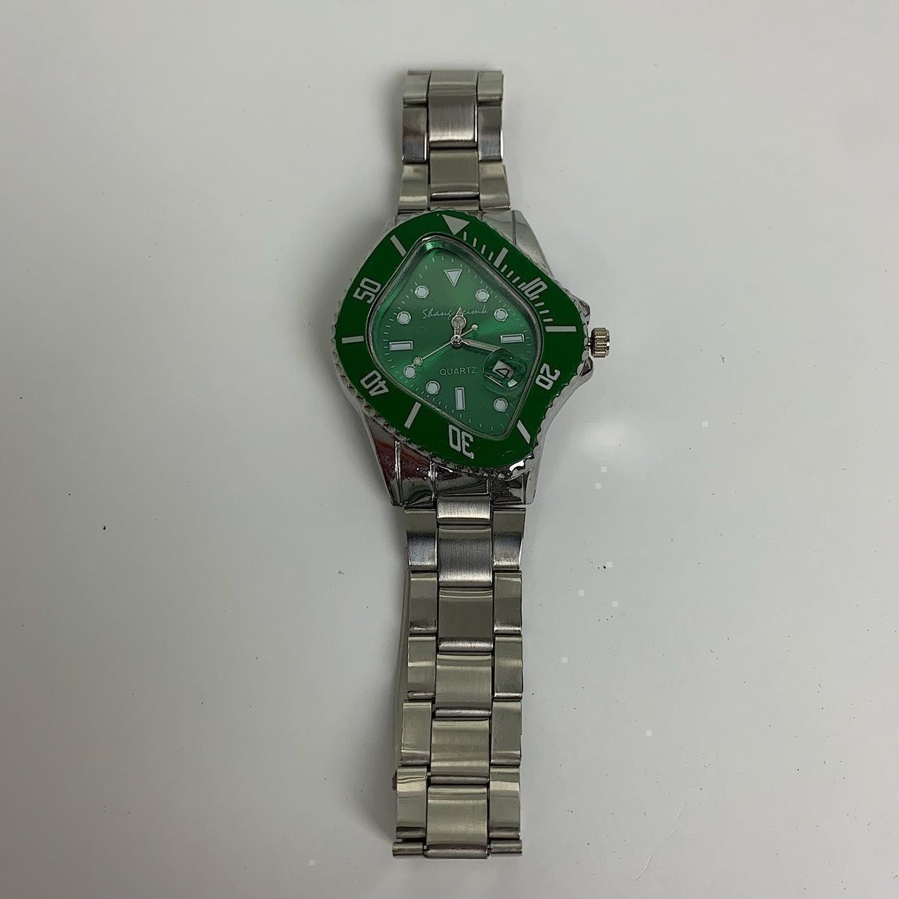 Classy Y2k 2000s vintage style essential minimalist retro stainless steel watch