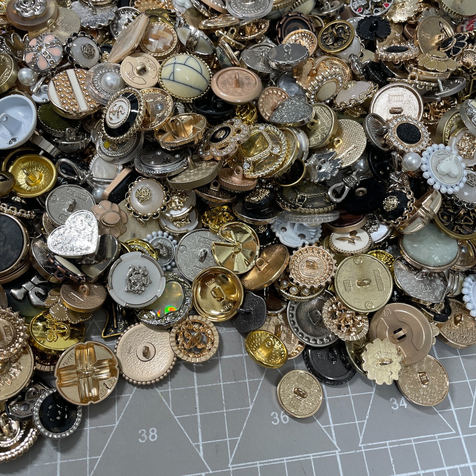 50pcs Estate Style Vintage Buttons Mixed Sizes Colors Scrapbooking Craft Use