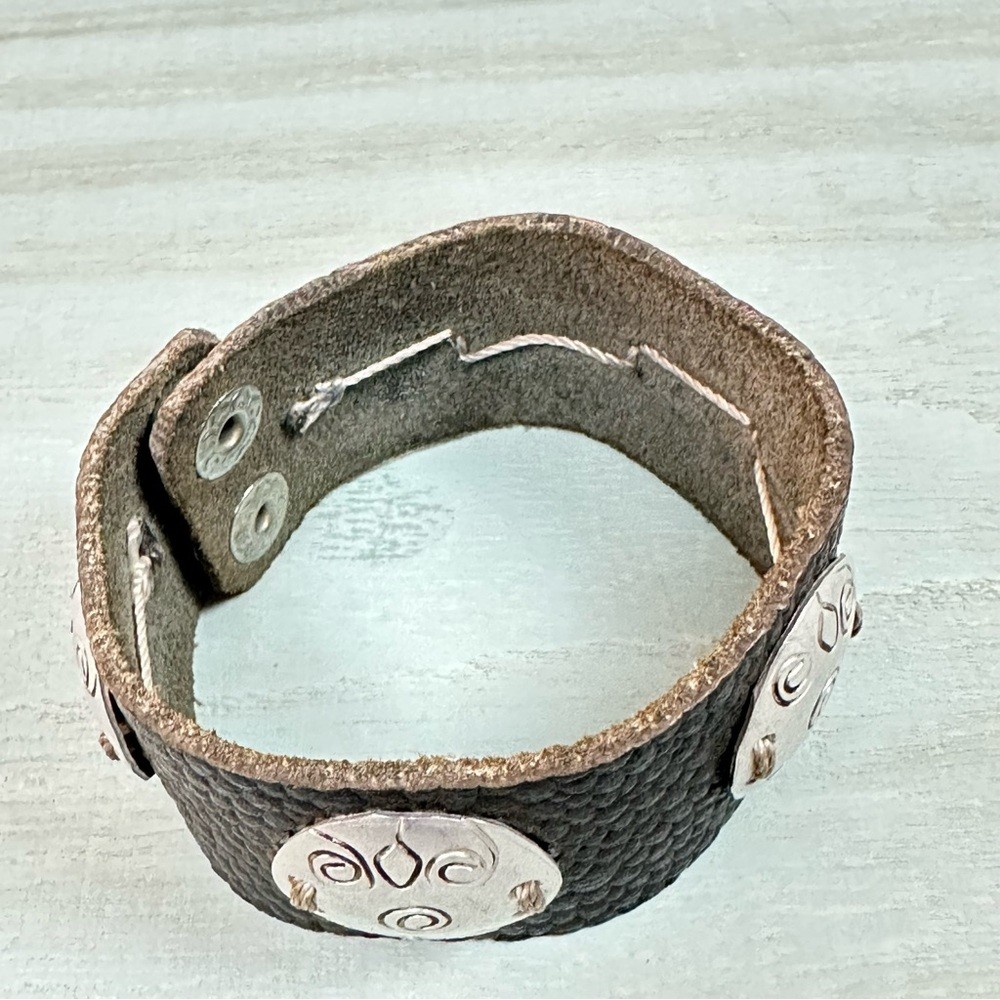 Textured leather leather bracelet with silver hammered discs