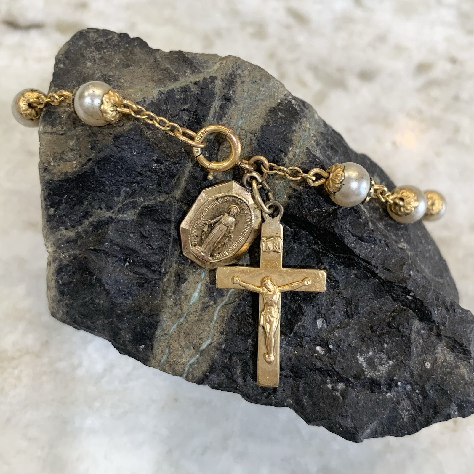 Crucifix Pearl Bracelet Gold Filled Faux 6mm 7.69gr Catholic Dangles Italy 7.5”