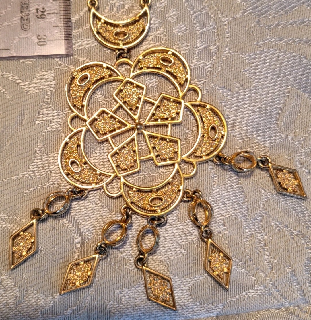 Vintage Celebrity New York Gold Tone Pendant 20″ Necklace
