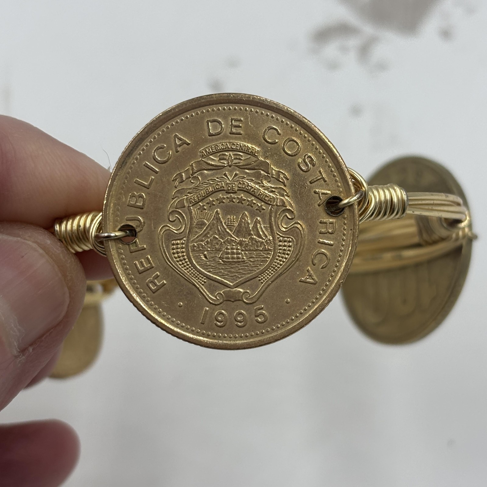 Vintage Costa Rica Coin Charm Bracelet Gold Tone Wire Bangle Travel Jewelry