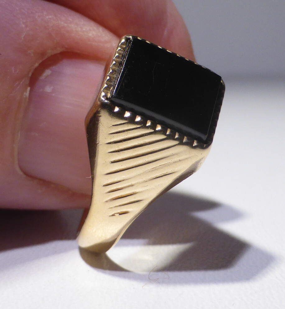 9ct Gold Signet Ring Jet UK Hallmark 1969 AJ Size T 1/2 Boxed
