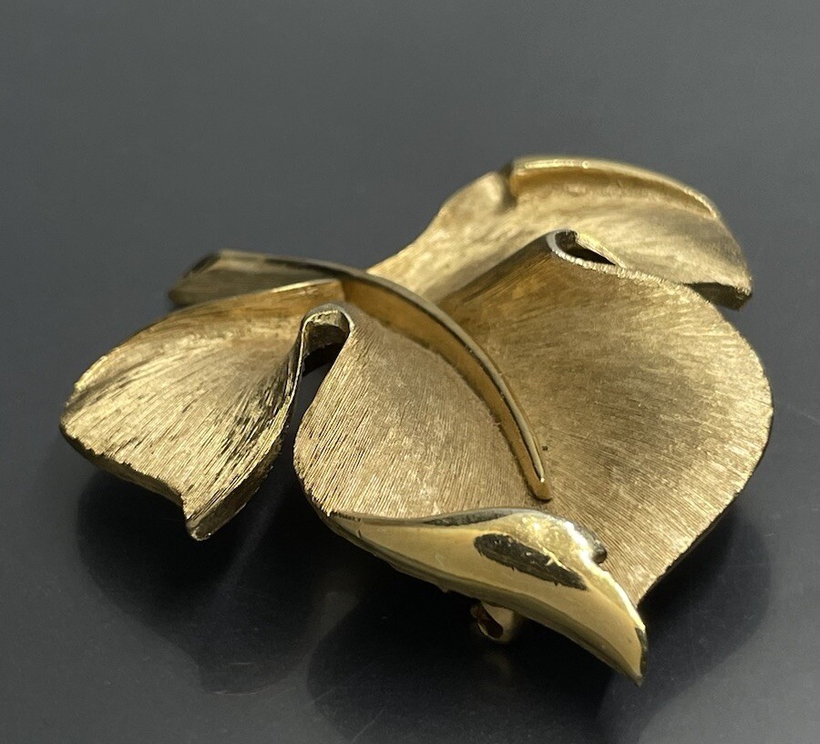 Vintage Crown Trifari Brushed Shiny Gold Tone Leaf Plant Brooch Pin 1 3/4”