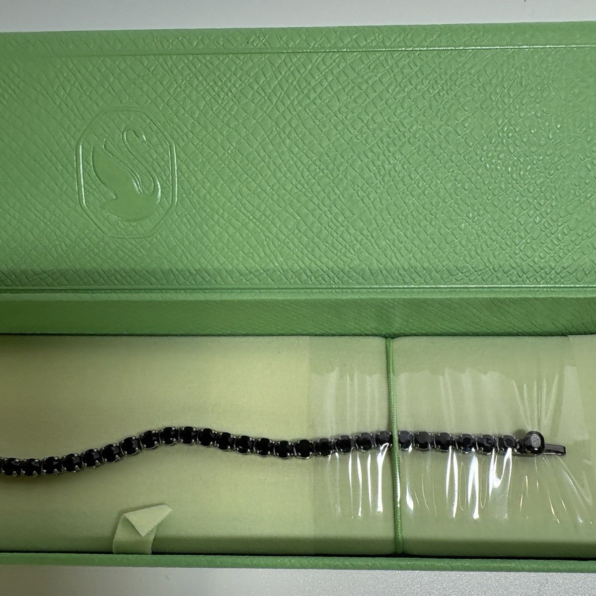 Swarovski – Matrix Tennis bracelet – Round cut,Black, Ruthenium plated – Size: M