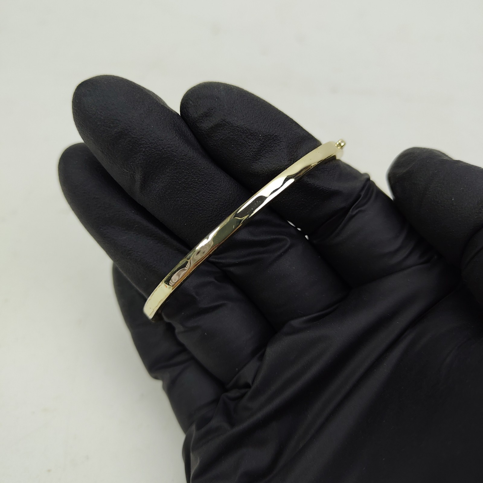 KENDRA SCOTT Zorte Gold Tone Bracelet Hammered Hinged Bangle S/M 16cm 6.25″