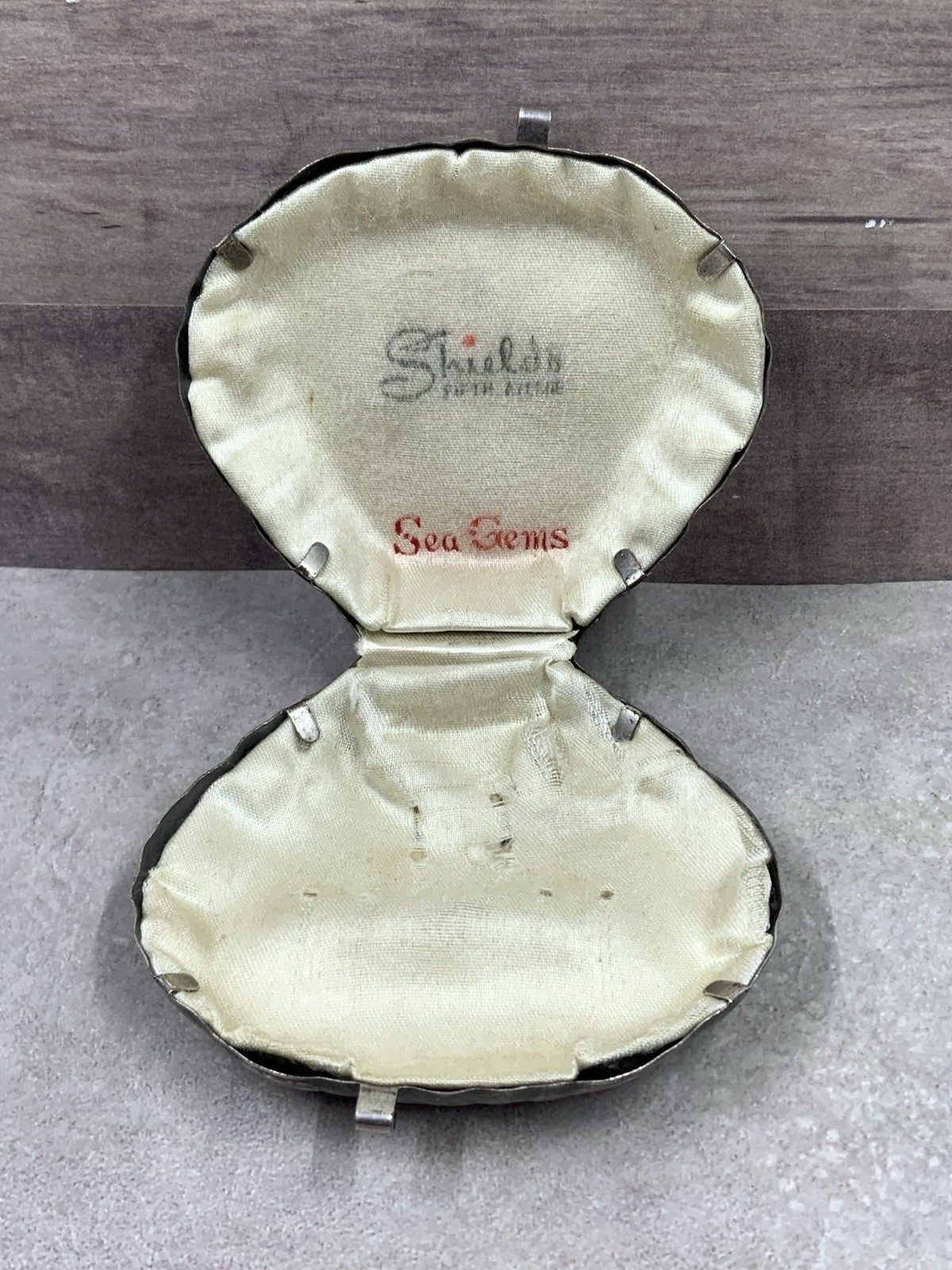 Vint. SHIELDS SEA GEMS 1940’s Clam Shell Peral Presentation Metal Box3.25″x3″x1″