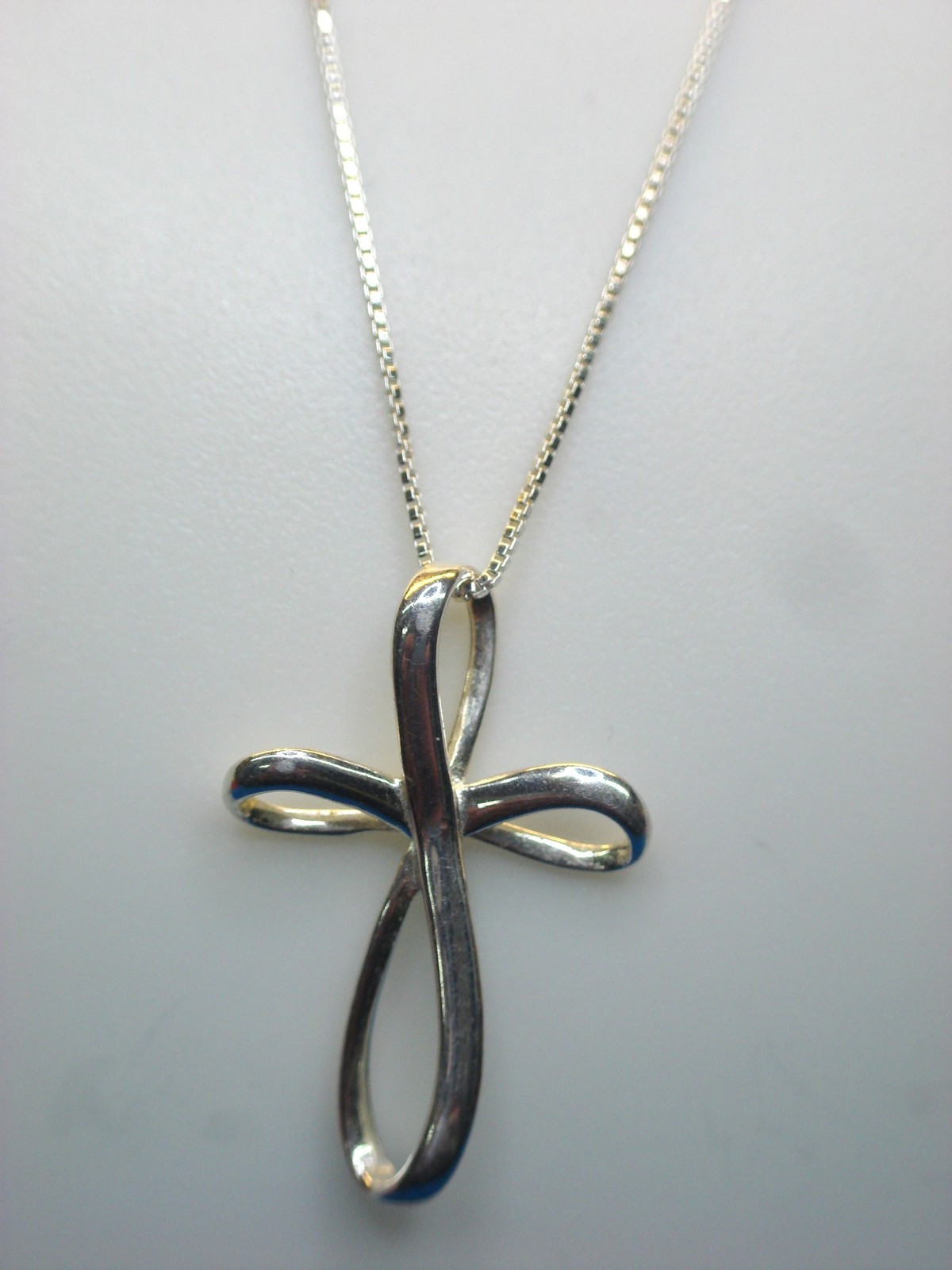 STERLING SILVER MODERN STYLE CROSS PENDANT WITH 18″ STERLING SILVER CHAIN