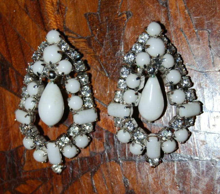 ELEGANT VTG RHINESTONE COUTURE WHITE CABOCHONS RHINESTONES DANGLE CLIP EARRINGS