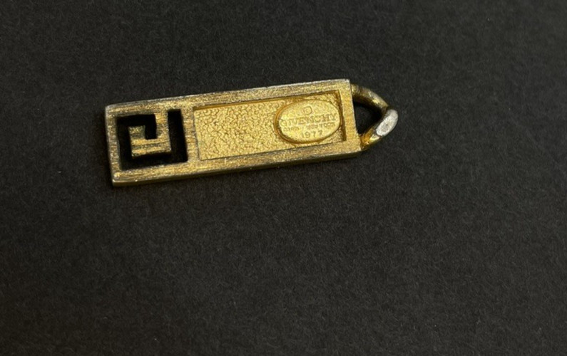 Vintage GIVENCHY G Logo Rectangle Plate Gold Tone Pendant w Pink elegant beauty