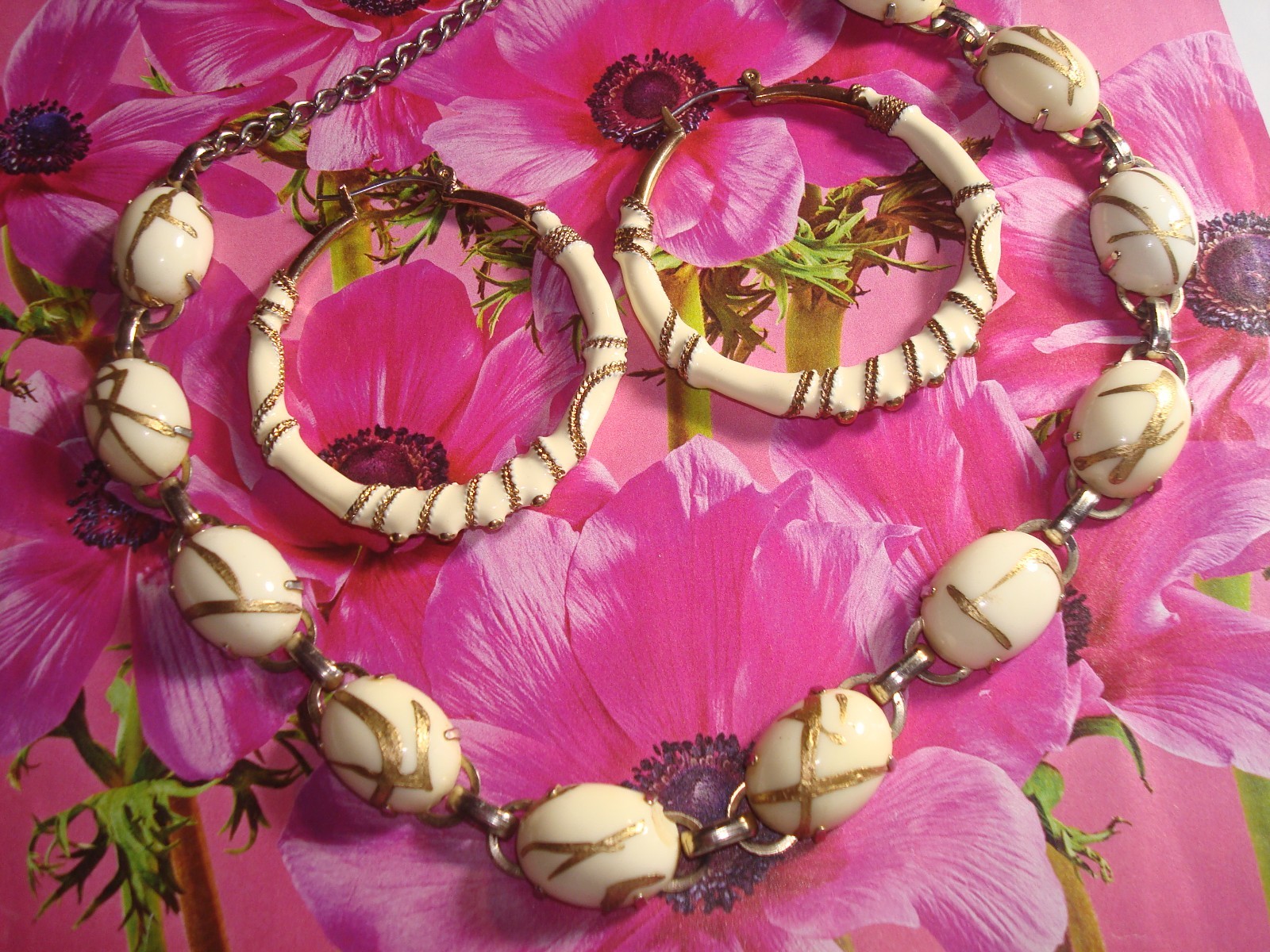 VINTAGE, SET NECKLACE & POST HOOP LARGE EARRINGS CREAM/BEIGE GOLD ACCENT PERFECT
