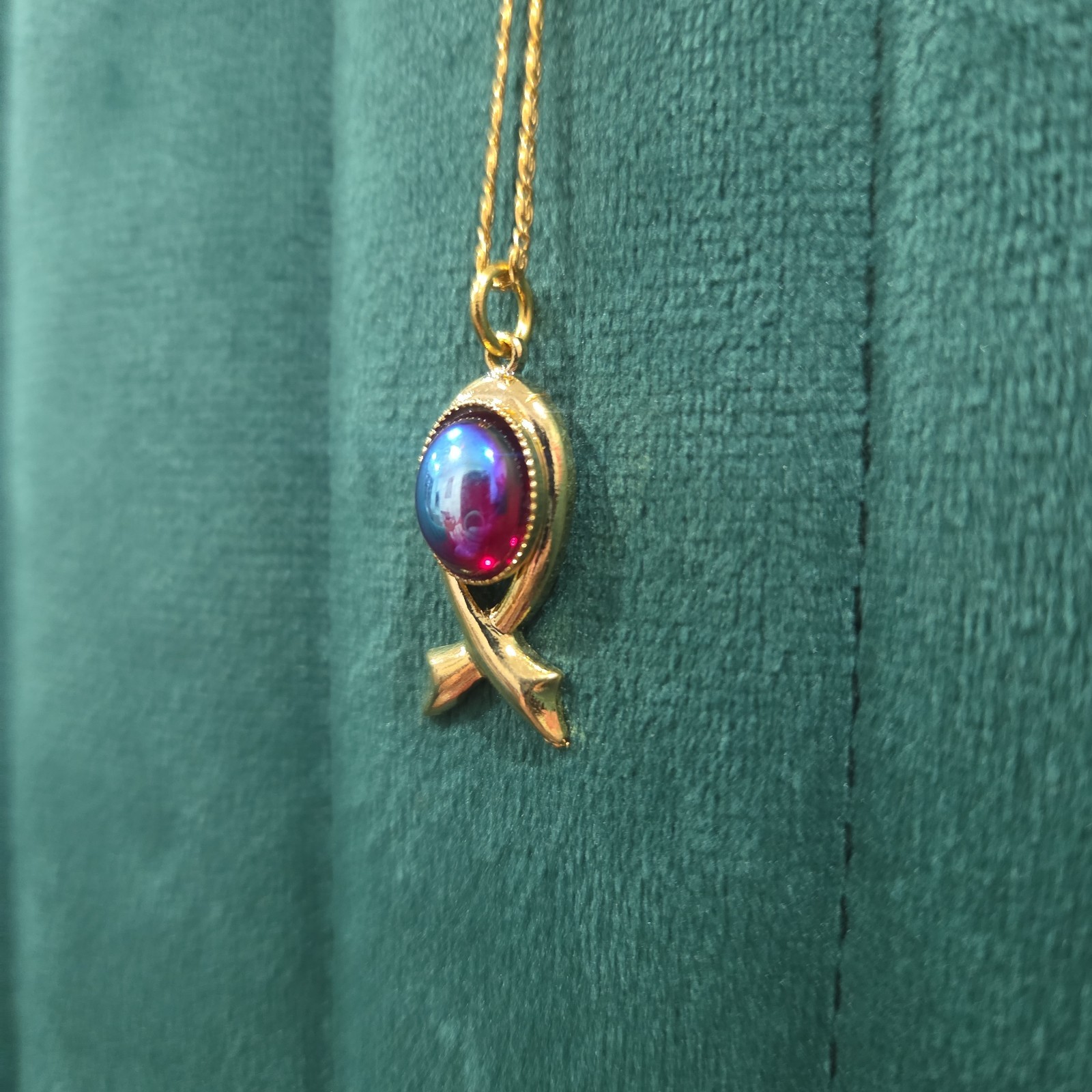 Unworn Vintage Gold Tone Ribbon Red Rhinestone 22x11mm Pendant 49cm Chain