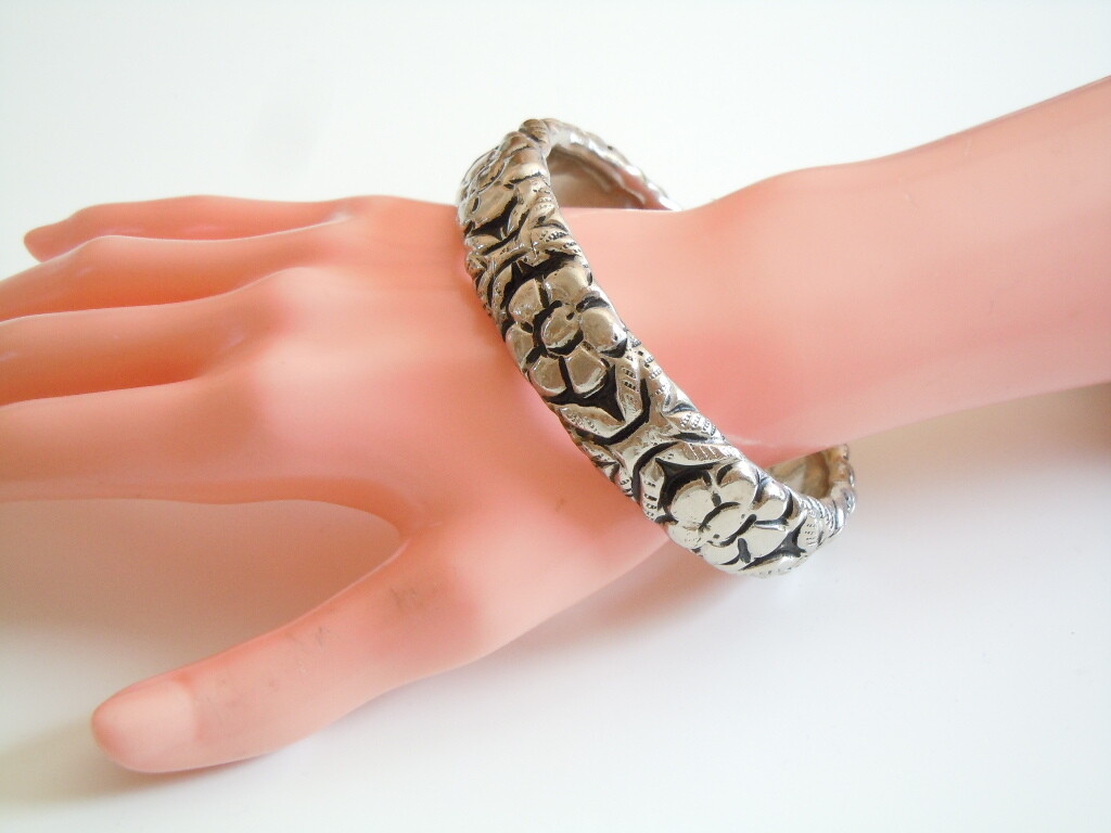 Flower Relief Bangle Rattles With Movement 45.8 G/Ø 6.6 Cm