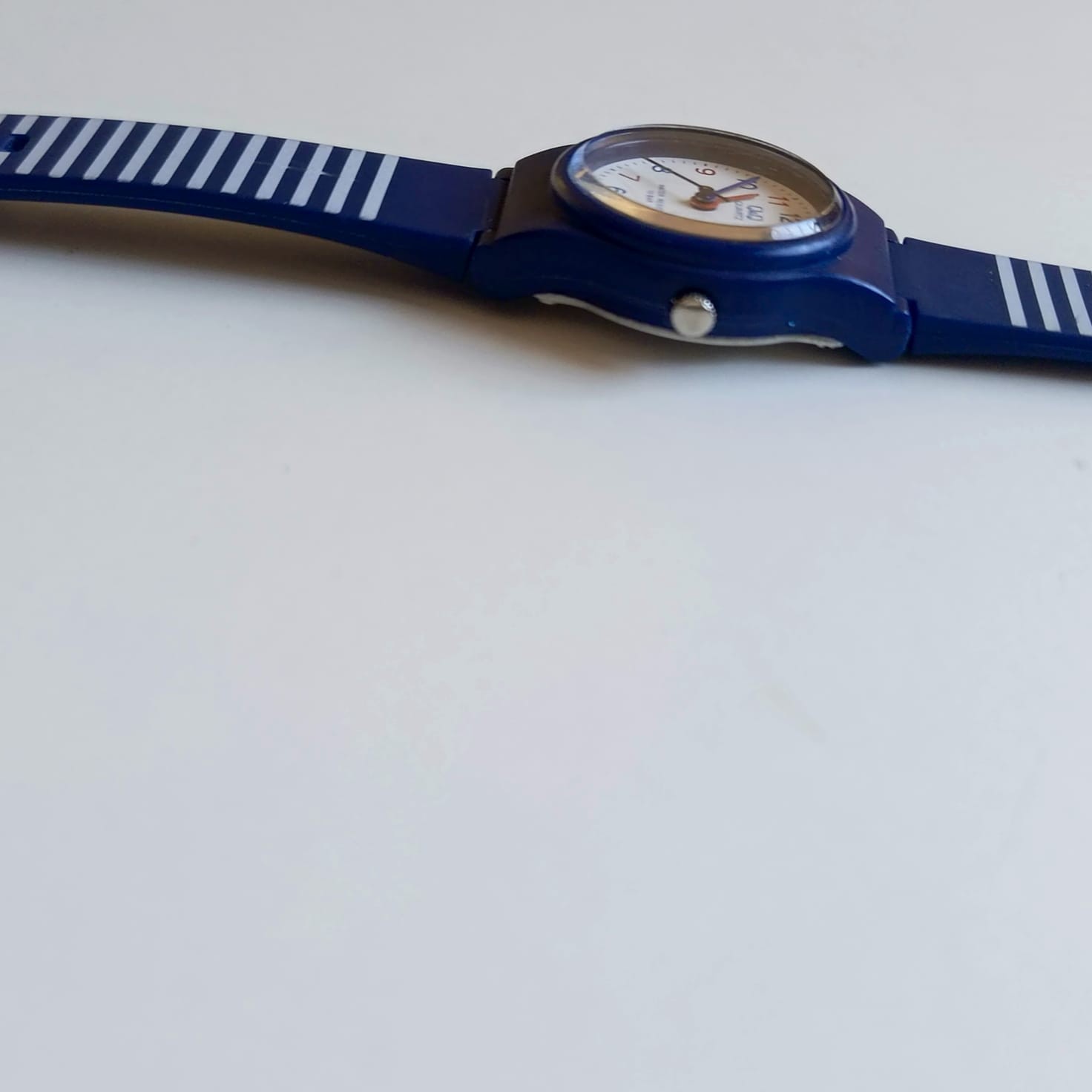 Q&Q Quartz Watch Blue Striped Resin Strap Water Resist 10 Bar Red Buckle VP47-02