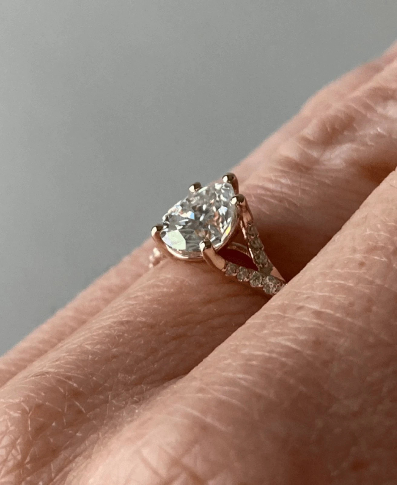 Sparkling 1.25CT Pear Cut White Moissanite With 10K Yellow Gold Ring For WomenFN