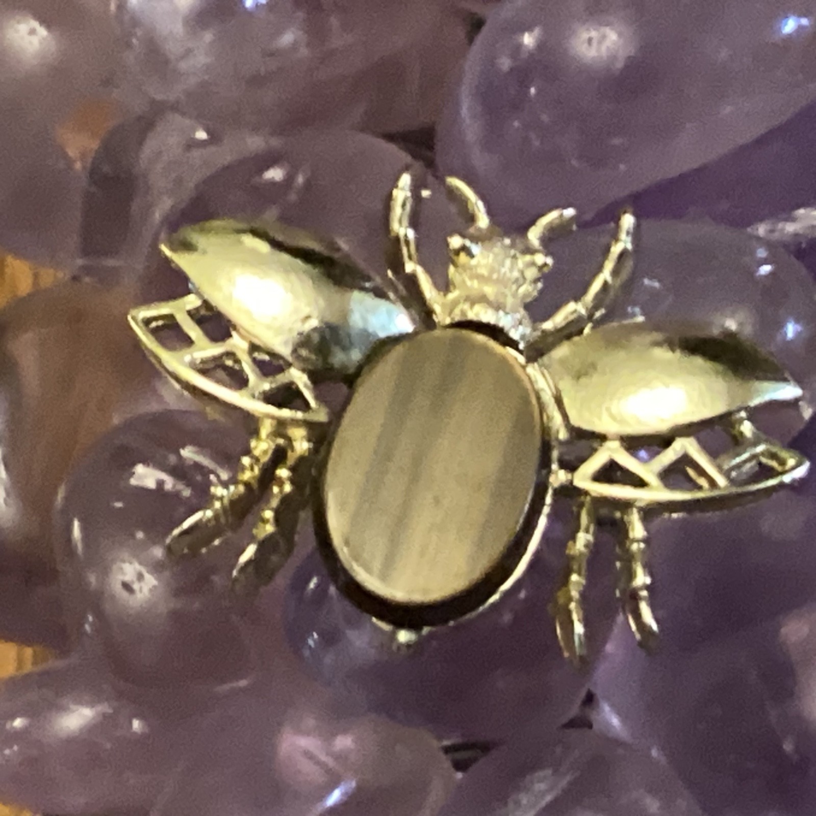 Vintage Estate Goldtone & Wood Grain Design Flat Cab Bead Bee Brooch